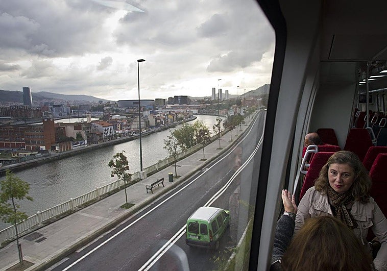 El viraje del Ministerio sobre el tren a Bilbao alivia a los alcaldes pero enciende al Gobierno cántabro